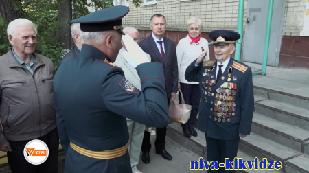 В Волгограде военные мини-парадом поздравили ветерана Александра Колотушкина с Днём Победы