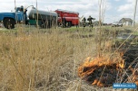 В Волгоградской области 2,5 часа тушили гектар травы и 3 хозпостройки