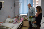Маленьких пациентов областного онкоцентра поздравили с наступающим Новым годом
