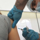 Повторная вакцинация от коронавируса стартовала в РФ
