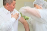 «Нужно быть готовыми заранее»: волгоградский губернатор прошел ревакцинацию от коронавируса