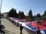 В Станице Луганской в ЛНР развернули 100-метровый флаг России