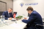 Андрей Бочаров и Роман Новиков подписали соглашение о развитии дорожно-транспортной системы Волгоградской области