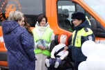 Сотрудники ГИБДД поздравили автомобилисток в Волгограде с Днем матери
