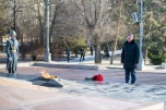 Бочаров возложил цветы к Вечному огню на Аллее Героев в Волгограде
