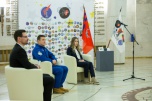 Летчик-космонавт передал ветеранам флаг Волгограда, побывавший на МКС