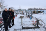 Глава Киквидзенского муниципального района возложил цветы на могилы воинов – земляков погибших при исполнении воинского долга.