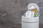 Какие лекарства при ревизии домашней аптечки нельзя выкидывать в мусор и выливать в канализацию