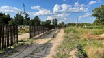 Волгоградские строители завершают установку ограждения на кладбище в Станице Луганской