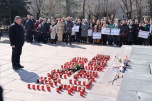 «Мы вместе. Скорбим»: Андрей Бочаров вместе с жителями почтил память погибших в «Крокус Сити Холле»