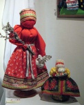 В музee Мaшкoвa нaучaт сoздaвaть куклы «Вeрбницы»